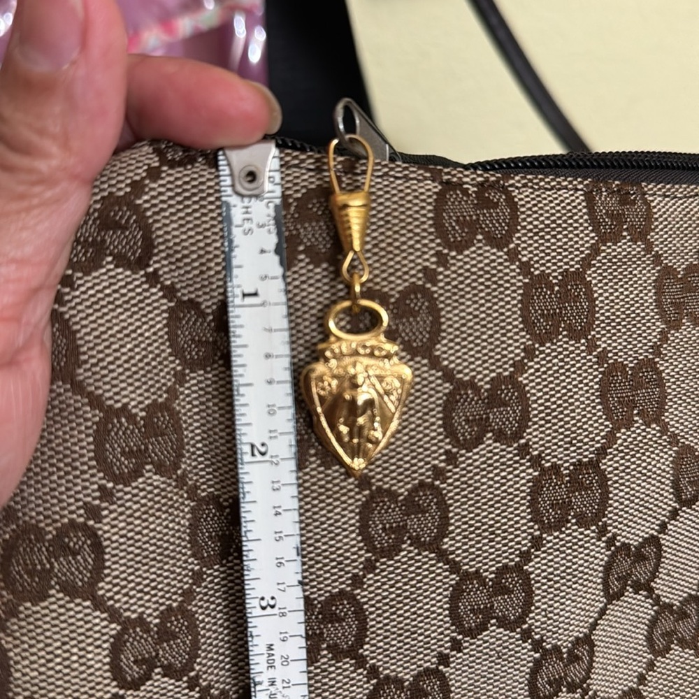 COPY - Authentic Gucci zipper pull vintage charm . Gold tone BEAUTIFUL! - Picture 8 of 9